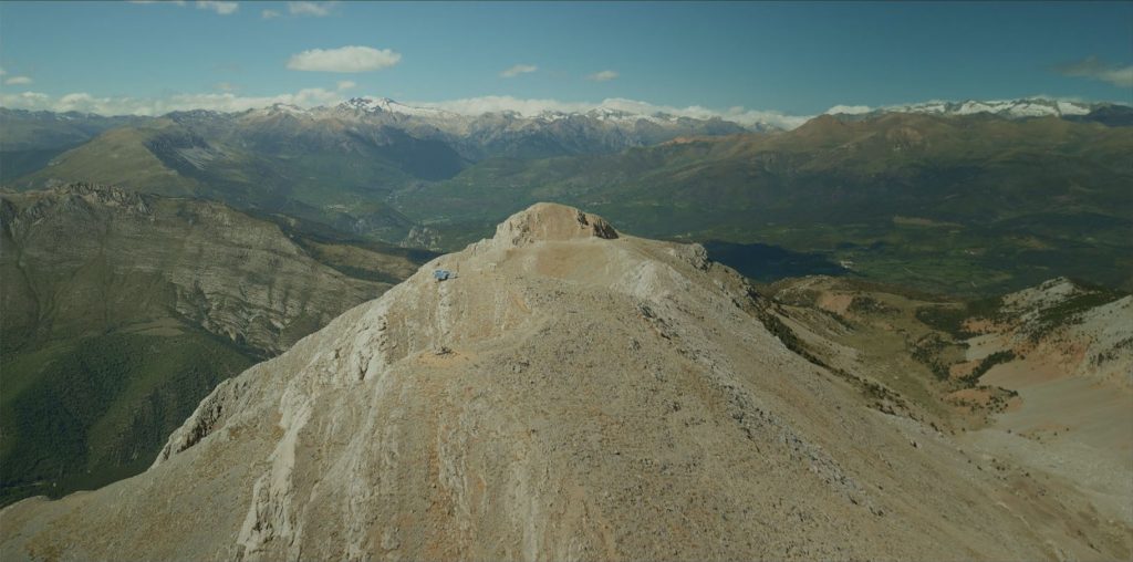 Cima del macizo y montaña del Turbón, origen de numerosas leyendas en Huesca, con el Pirineo al fondo