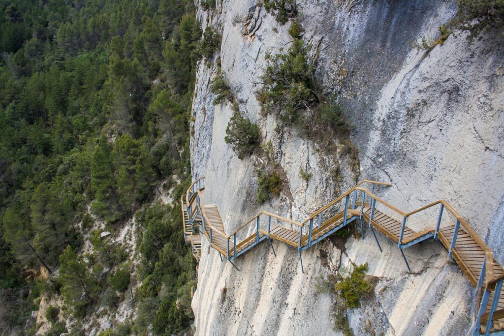 Primer tramo de las pasarelas de Montfalcó. Turismo rural en Huesca