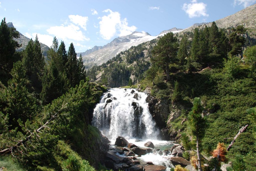 Forau d'Aigualluts waterfall with the Aneto summit in the background