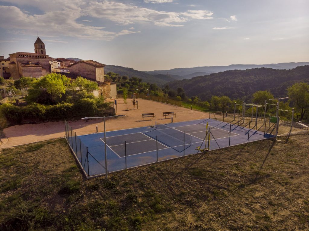 Pickleball court between mountains in Huesca, adventure tourism.