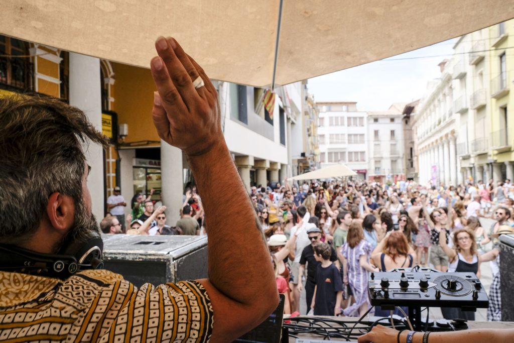 Fiesta con DJ en la Plaza del Mercado de Barbastro bajo el festival Polifonik Sound