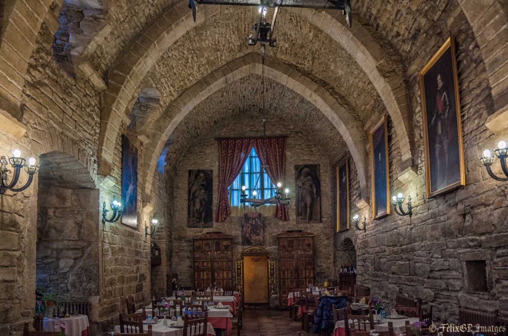 Restaurante dentro del claustro de la catedral de Roda de Isábena